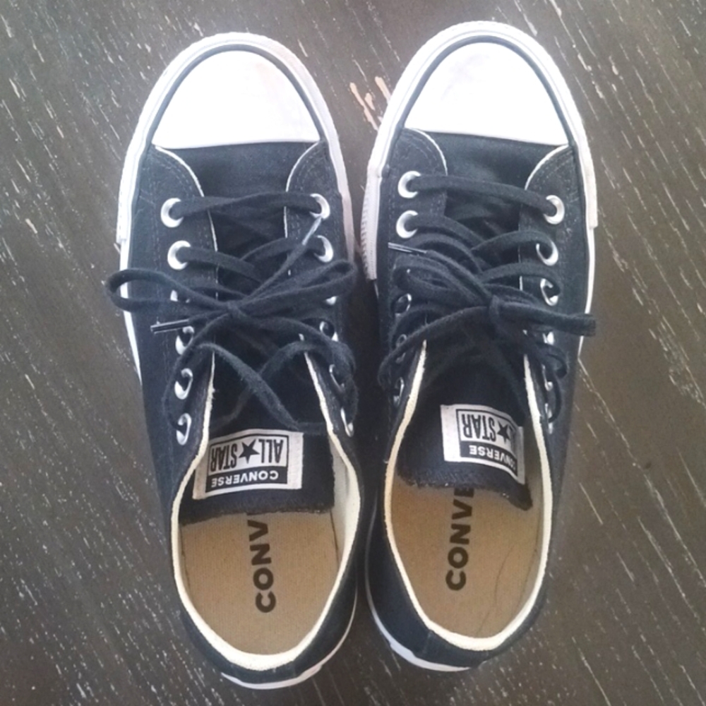 Platform low classic chuck taylors  size 6 womens